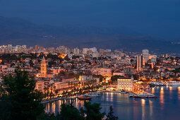 Leuchtende Skyline von Split am Abend bei Nacht, Kroatien\n