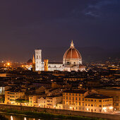 Skyline von Florenz mit Kathedrale Santa Maria del Fiore bei Nacht, Toskana Italien\n