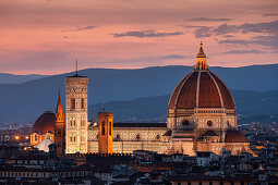 Skyline von Florenz mit Kathedrale Santa Maria del Fiore bei Sonnenuntergang, Toskana Italien\n