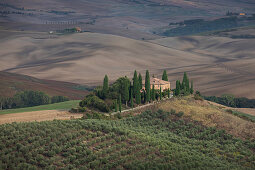 Villa Podere Belvedere im Val d'Orcia in der Toskana im Herbst, Italien\n