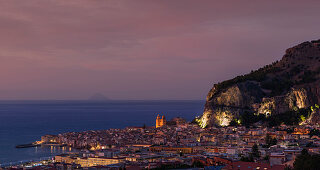 Skyline der Stadt Cefalu bei Sonnenuntergang, Sizilien, Italien