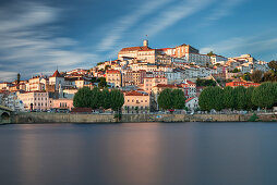 Skyline von Coimbra mit Brücke Ponte Santa Clara mit Fluss Mondego am Nachmittag bei Sonne, Portugal\n