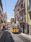 Stillgelegte Tram in Lissabon im Stadtteil Bairro Alto, Portugal\n