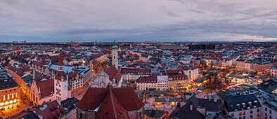 Über den Dächern von München bei Sonnenuntergang, Blick von oben auf Viktualienmarkt und Heiliggeistkirche\n