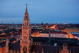 Turm des Rathauses der Stadt München bei Nacht \n