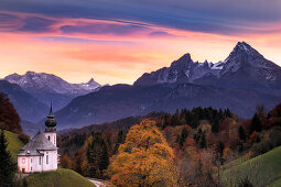 Wallfahrtskirche Maria Gern mit Blick auf Watzmann im Herbst, Berchtesgaden, Bayern, Deutschland