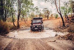 Flussüberquerung mit Geländewagen im Purnululu-Nationalpark in Westaustralien, Ozeanien