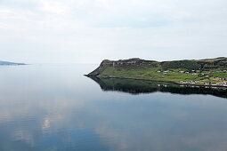 Reflektion in der Bucht von Uig, Isle of Skye, Innere Hebriden