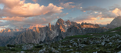 Bergpanorama mit Alpenglühen in den Dolomiten unterhalb der Drei Zinnen bei Sonnenuntergang, Südtirol