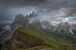 Gebirgsflanke Seceda mit dichten Wolken in den Dolomiten bei St. Ulrich, Südtirol