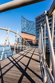 Eine moderne Brücke am Grasbrookhafen mit Blick auf die Elbphilharmonie, Hafencity, Hamburg, Deutschland