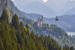 Blick auf Schloss Neuschwanstein, Alpsee, Paraglider, Seilbahn, Ammergebirge, Ostallgäu, Bayern, Deutschland