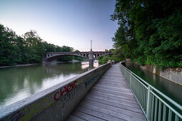 Fußweg an der Isar mit Maximiliansbrücke, München, Bayern, Deutschland