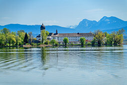 Blick auf Chiemsee und Fraueninsel mit Kloster und Campanile, Hochstaufen im Hintergrund, Chiemsee, Chiemseeradweg, Chiemgau, Oberbayern, Bayern, Deutschland