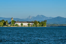 Blick auf Chiemsee und Fraueninsel mit Kloster und Campanile, Hochstaufen im Hintergrund, Chiemsee, Chiemseeradweg, Chiemgau, Oberbayern, Bayern, Deutschland