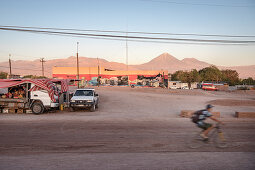 Markt am Stadtrand, Blick zum Vulkan Licancabur in der Cordillera Occidental, San Pedro de Atacama, Atacama Wüste, Region Antofagasta, Chile, Südamerika