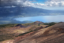 Blick vom Osorno hin zum Calbuco Vulkan, Llanquihue See, Region de los Lagos, Chile, Südamerika