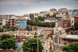 bunte Häuser und Streetart in Valparaiso, Chile, Südamerika