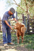 Bauer mit Kalb, NSW, Australien