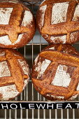 Vollkorn-Sauerteigbrot in der Bäckerei Honornread, Bermagui, NSW, Australien