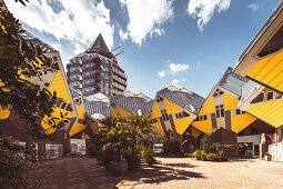 Kubushäuser vom Architekten Piet Blom bei Sonnenschein und blauem Himmel, Overblaak 70, Rotterdam, Niederlande