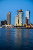 Blick während der Blauen Stunde über die Neue Maas auf die Skyline am Cruise Terminal in Rotterdam, Niederlande