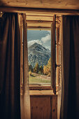Blick aus dem Fenster auf Berge im herbstlichen Maloja, Oberengadin, Engadin, Schweiz, Europa\n