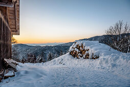 Verschneite Winterlandschaft mit Nadelwald bei Sonnenaufgang, Himmelberg, Kärnten, Österreich