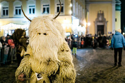 Ein Krampus läuft durch die Altstadt, Klausentreiben, Immenstadt im Allgäu, Oberallgäu, Bayern, Deutschland