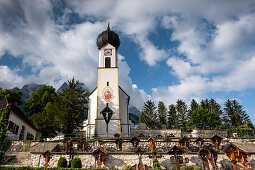 Blick auf die St. Johannes der Täufer Kirche in Grainau, im Hintergrund der Waxenstein, Grainau, Bayern, Deutschland, Europa