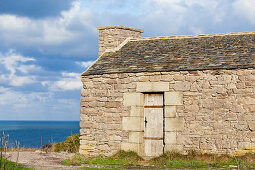 Das alte Steinhaus am Cap Erquy wurde einst von der Küstenwache gebaut. Maison du Douanier, Bretagne, Frankreich