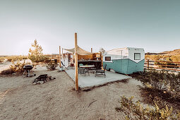 Airbnb Grundstück mit Caravan und Außenbereich im Joshua Tree National Park, Joshua Tree, Los Angeles, Kalifornien, USA, Nordamerika\n
