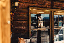 Fenster eines Holzhauses in Pioneertown, Joshua Tree National Park, Kalifornien, USA, Nordamerika