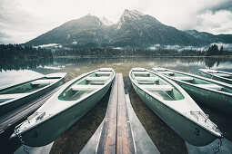 Mietboote am Ufer des Hintersees mit Blick auf Schärtenspitze und Kleinkalter, Berchtesgadener Land, Bayern, Deutschland
