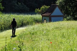 Im Schambachtal am Altmühltal, Kapelle, Wiese, Touristin, Frau, Oberbayern, Bayern, Deutschland