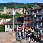 Auf der alten Brücke, Burg, Touristen, Menschengruppe, Studenten, Sonne, Heidelberg am Neckar, Baden-Württemberg, Deutschland