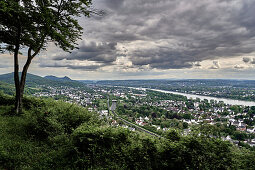 Blick von der Aussichtsplattform "Oberkasseler Mensch" über das Rheintal mit Siebengebirge in Richtung Eifel, Nordrhein-Westfalen, Deutschland