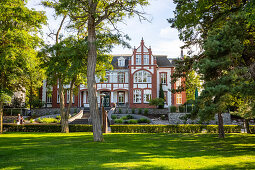 Park on the beach promenade in Zinnowitz with a view of old villa, Usedom, Mecklenburg-Western Pomerania, Germany