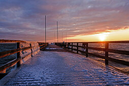 Eis auf der Seebrücke in Dahme im Sonnenaufgang, Ostsee, Winter, Eis, Schleswig-Holstein, Deutschland