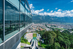 Blick vom Sprungturm am Bergisel auf die Stadt und die Nordkette in Innsbruck, Tirol, Österreich