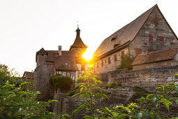 Sonnenuntergang über Eingang zur Burg Cadolzburg am Burggraben, Cadolzburg, Franken, Bayern, Deutschland