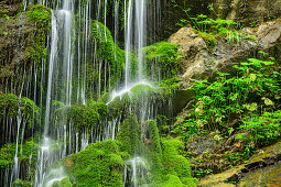 Wasser fließt über bemooste Felsen hinab, Wimbachklamm, Berchtesgadener Alpen, Berchtesgaden, Nationalpark Berchtesgaden, Oberbayern, Bayern, Deutschland