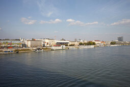 Donau, Schiffsanleger und Häuserfront, Bratislava, Slowakei