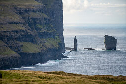 Felsnadeln im Meer vor der Landzuge von Eiði, Eysturoy, Färöer Inseln