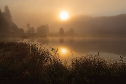 Die Oktobermorgensonne spiegelt sich im Geroldsee, Krün, Bayern, Deutschland