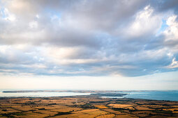 Blick aus dem Ballon über abgeerntete Felder bis zur Insel Fehmarn, Ostholstein, Schleswig-Holstein, Deutschland