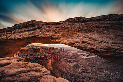 Sonnenaufgang am Mesa Arch im Canyonlands National Park, Utah, USA, Nordamerika