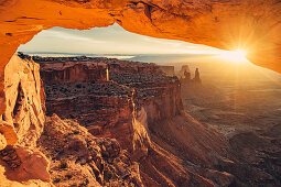 Sonnenaufgang am Mesa Arch im Canyonlands National Park, Utah, USA, Nordamerika