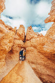 Pärchen steht in Felsentor im Bryce Canyon, Bryce Canyon National Park, Utah, USA, Nordamerika\n