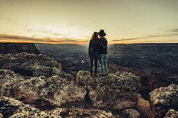 Paar blickt auf Grand Canyon bei Sonnenuntergang, Grand Canyon Nationalpark, Arizona, USA, Nordamerika